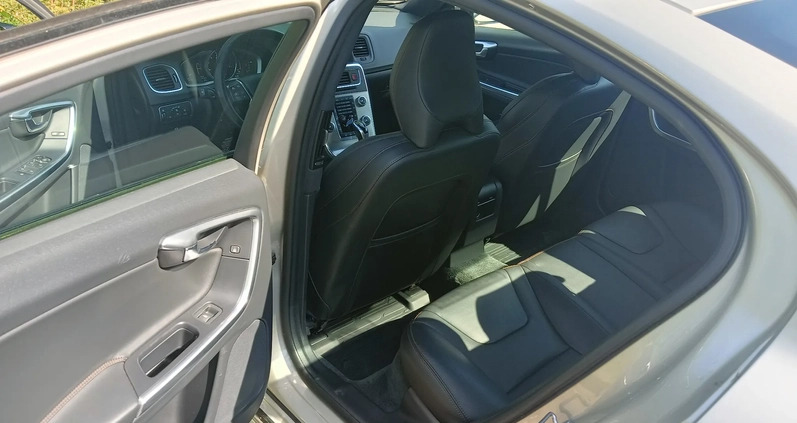 Volvo S60 cena 72900 przebieg: 117250, rok produkcji 2018 z Brzostek małe 121